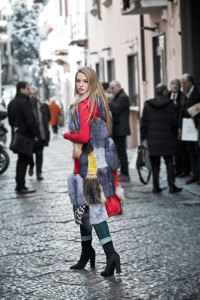 chica con ropa de invierno en una calle