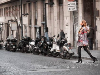 chica con ropa de invierno pasando una calle